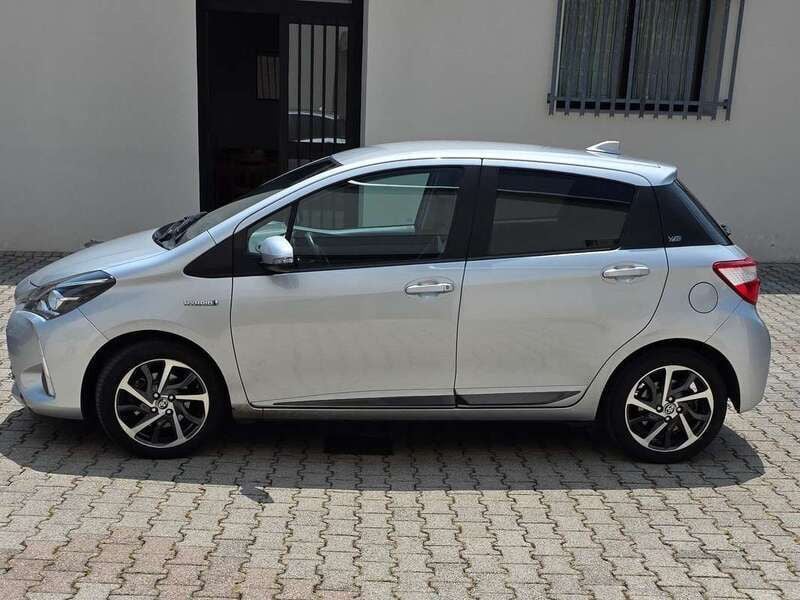 Usata Toyota Yaris Hybrid Active 73 CV (53 kW) 2019 Argento Berlina