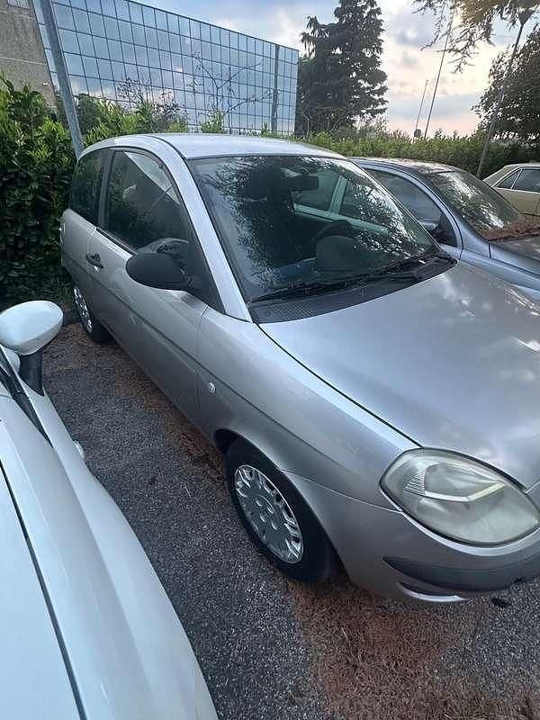 Usata Lancia Ypsilon 60 CV (44 kW) 2006 Argento Utilitaria