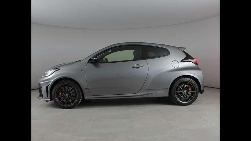 Usata Toyota Yaris 280 CV (205 kW) 2024 Precious metal Berlina