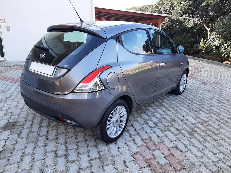 Usata Lancia Ypsilon 69 CV (50 kW) 2014 Grigio Utilitaria