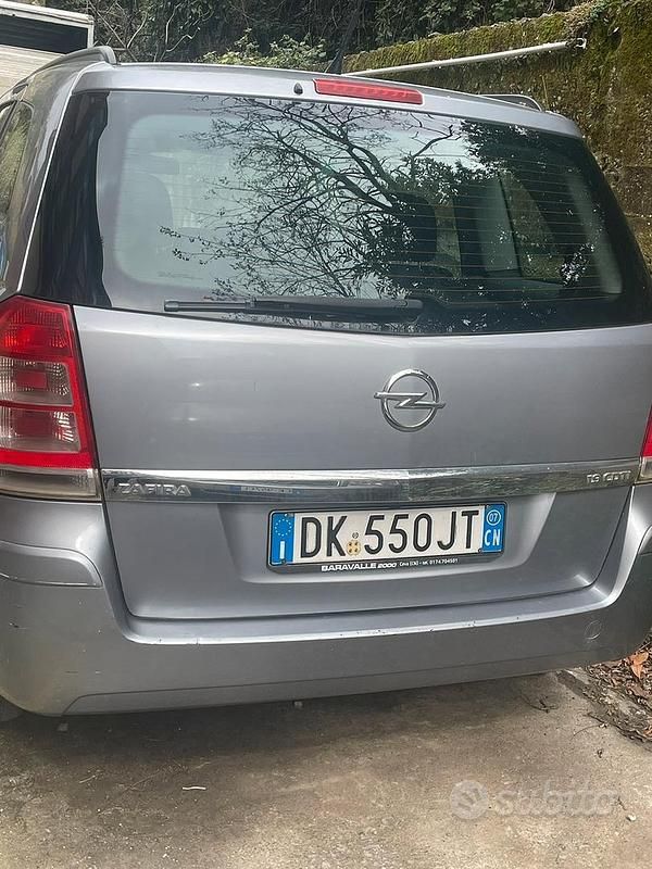 Usata Opel Zafira 2007 Grigio Monovolume