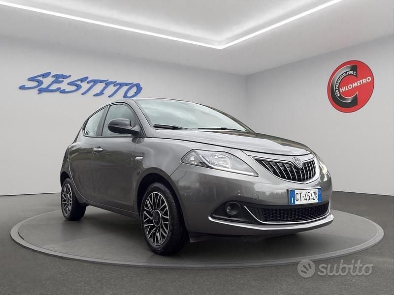 Usata Lancia Ypsilon Gold 70 CV (51 kW) 2024 Grigio chiaro Utilitaria