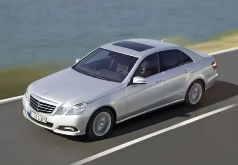 Usata Mercedes E220 Avantgarde 170 CV (125 kW) 2012 Grigio Utilitaria
