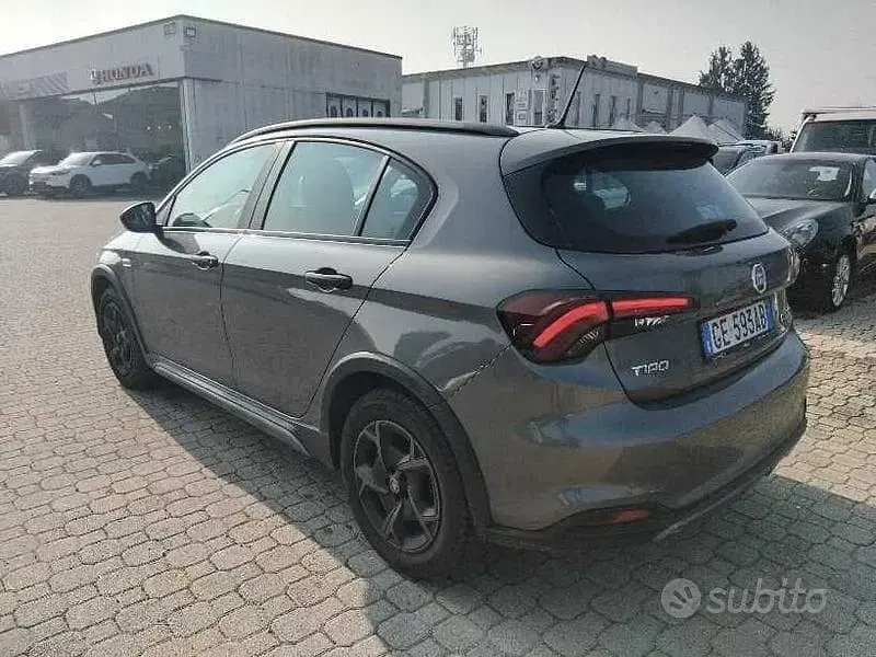 Usata Fiat Tipo Cross 101 CV (74 kW) 2021 Grigio Berlina