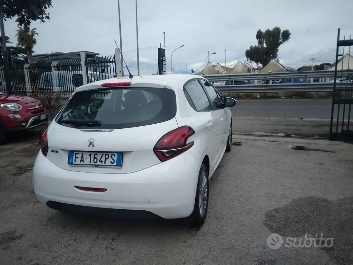 Usata Peugeot 208 Allure 82 CV (60 kW) 2015 Bianco Utilitaria