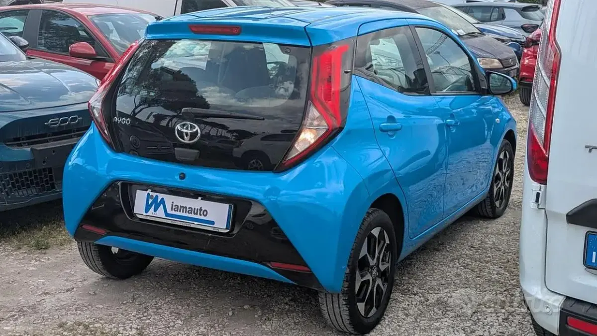 Usata Toyota Aygo 72 CV (52 kW) 2019 Celeste Utilitaria