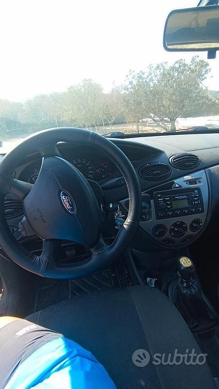 Usata Ford Focus 100 CV (73 kW) 2003 Blu Berlina