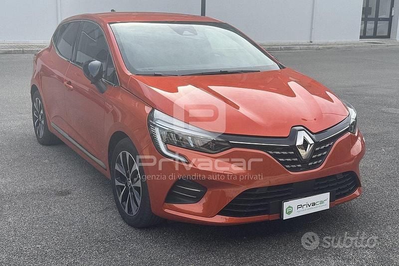 Usata Renault Clio V Techno 145 CV (106 kW) 2023 Arancione Utilitaria
