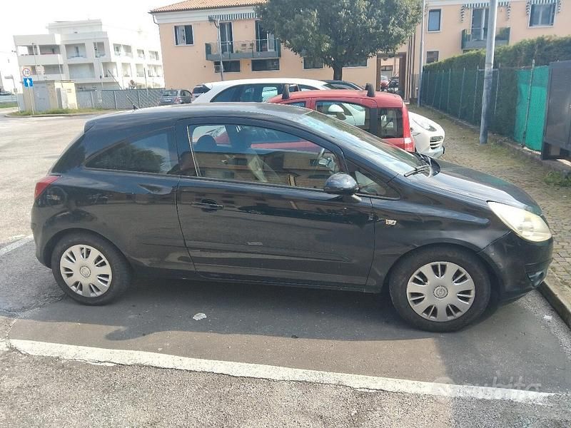 Usata Opel Corsa 75 CV (55 kW) 2007 Nero Berlina