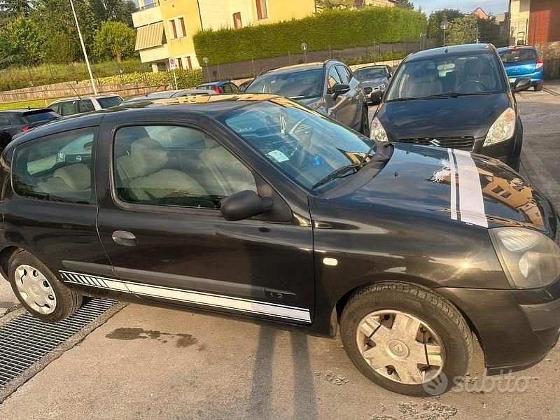 Usata Renault Clio II 75 CV (55 kW) 2004 Nero