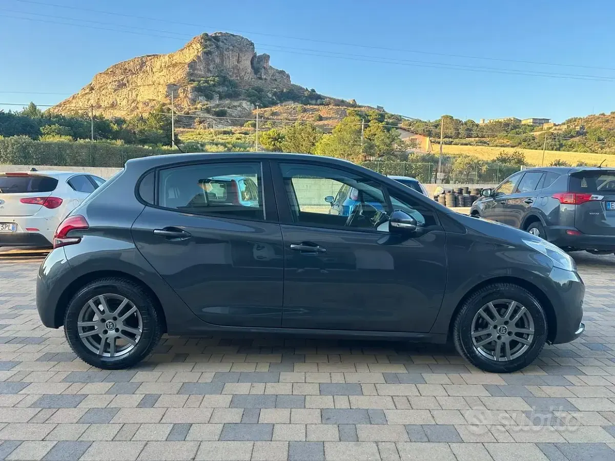 Usata Peugeot 208 Allure 75 CV (55 kW) 2017 Grigio Utilitaria