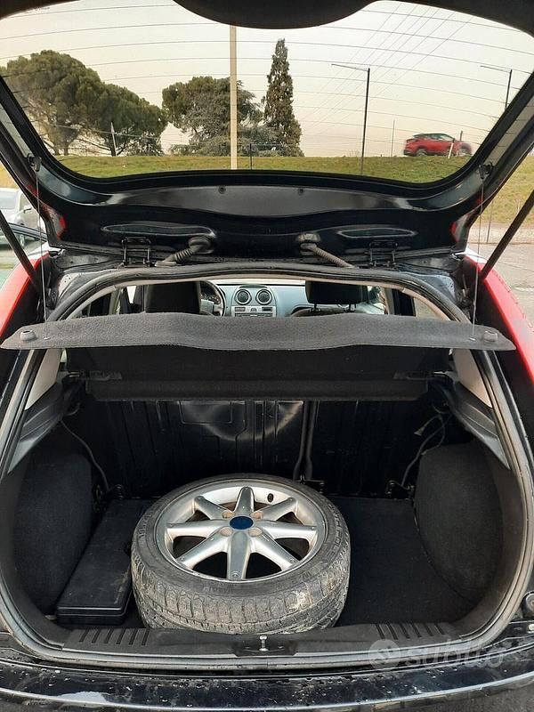 Usata Ford Fiesta Ghia 67 CV (49 kW) 2007 Nero Utilitaria