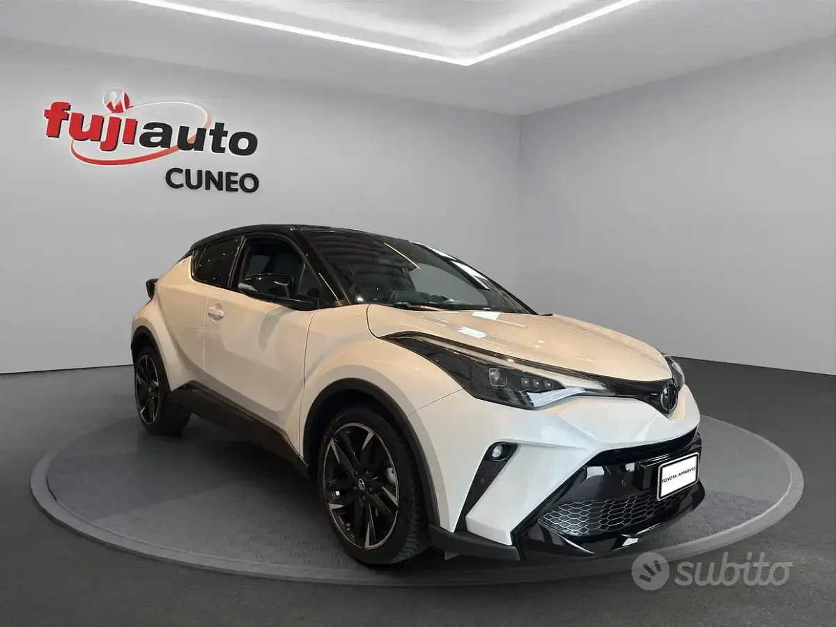 Usata Toyota C-HR Sport 184 CV (135 kW) 2022 Pearl white & black SUV