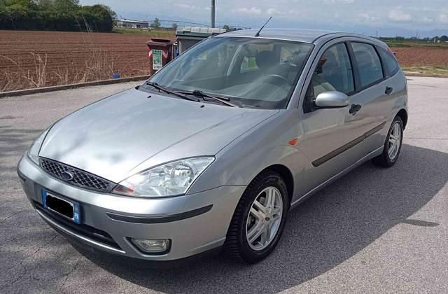 Usata Ford Focus Zetec 100 CV (73 kW) 2004 Grigio Berlina