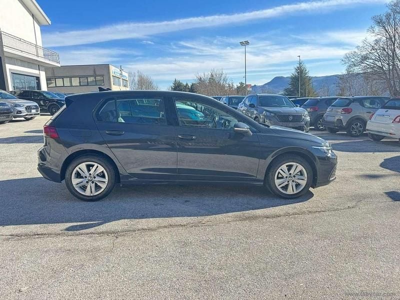 Usata VW Golf VIII Life 116 CV (85 kW) 2022 Grigio Berlina