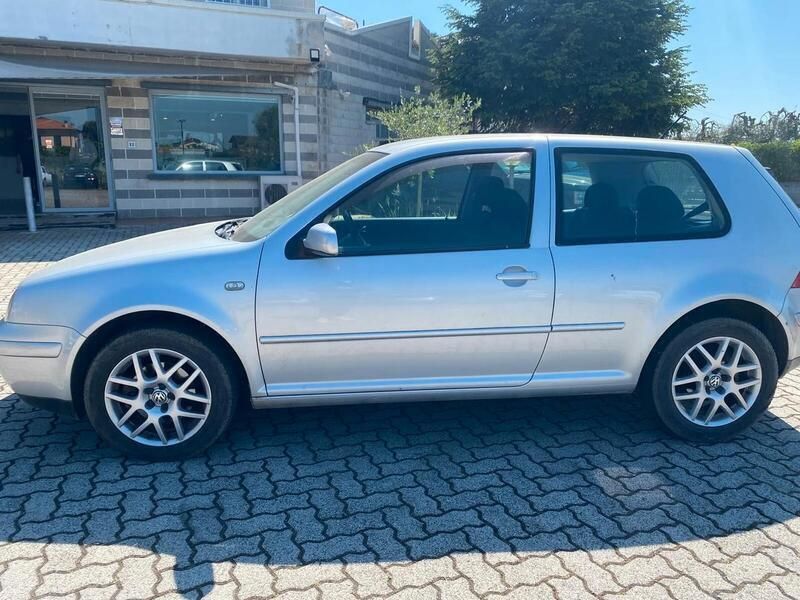 Grigio Usata 2000 VW Golf IV Tre volumi | 1999 € (Buon prezzo) - Immagine 1/4