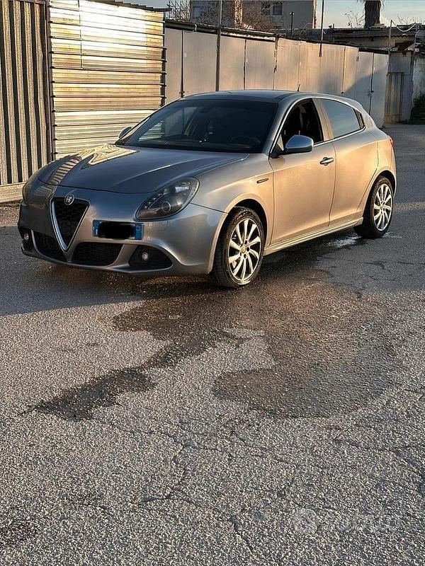 Grigio Usata 2011 Alfa Romeo Giulietta Tre volumi | 3500 € (Cara) - Immagine 1/4