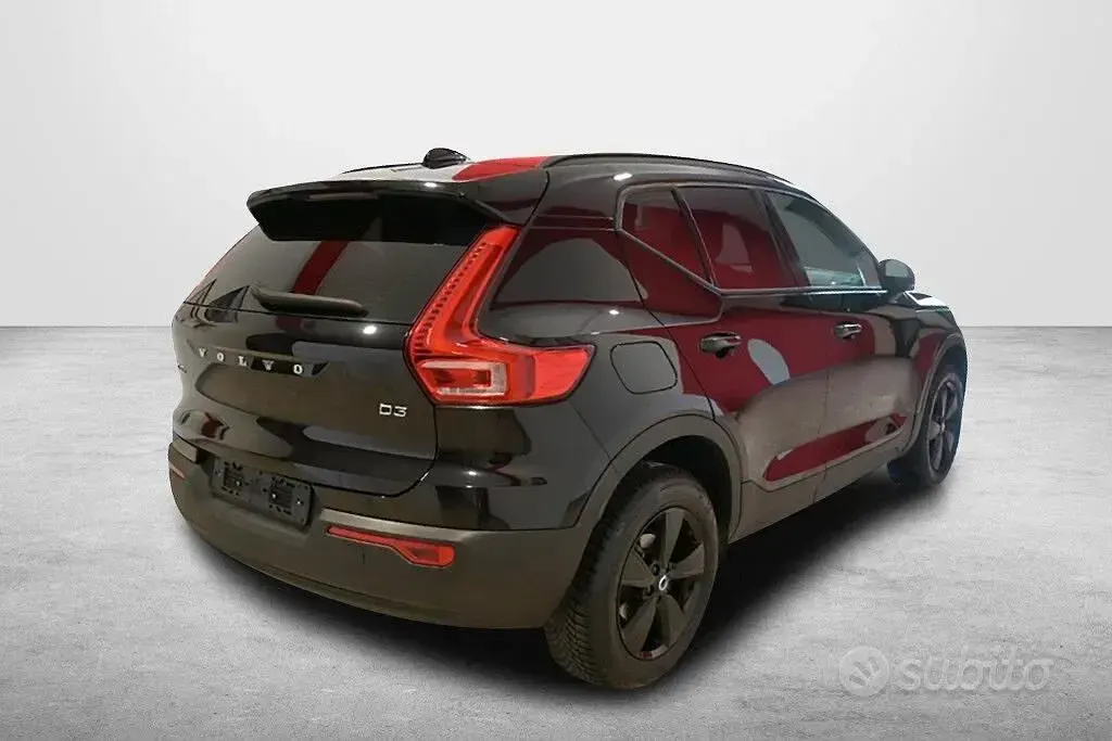 Usata Volvo XC40 Momentum 150 CV (110 kW) 2021 Nero SUV