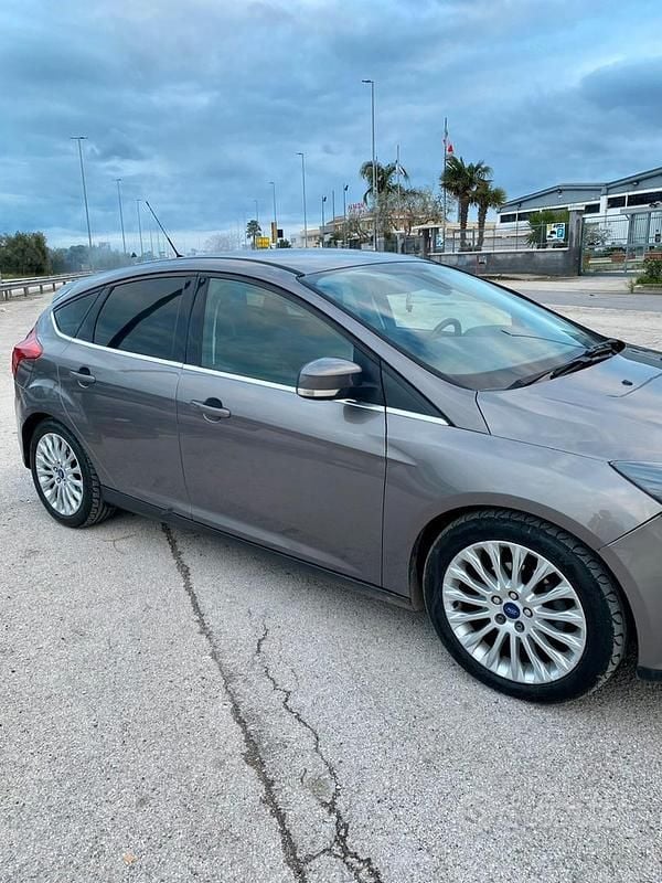 Begagnad Ford Focus 125 HK (91 kW) 2012 Grå Sedan