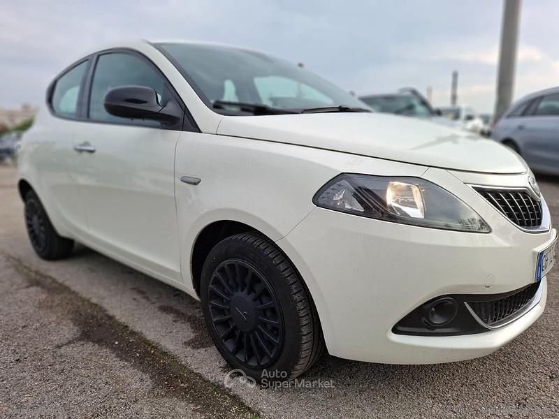 Usata Lancia Ypsilon Silver 69 CV (50 kW) 2022 Bianco Utilitaria