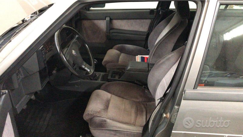 Usata Alfa Romeo 75 148 CV (108 kW) 1988 Grigio Berlina