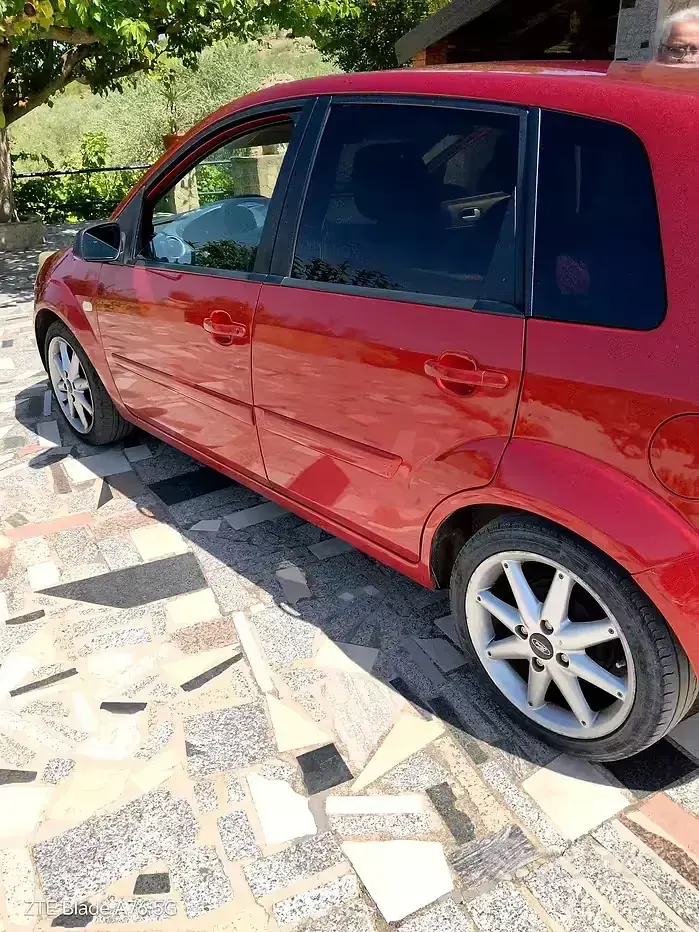 Usata Ford Fiesta 75 CV (55 kW) 2007 Rosso Utilitaria