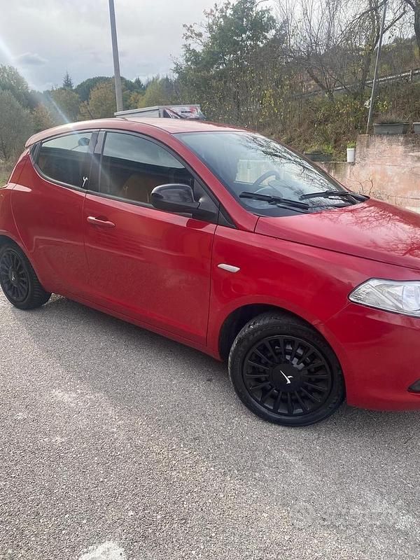Usata Lancia Ypsilon 69 CV (50 kW) 2015 Rosso Utilitaria