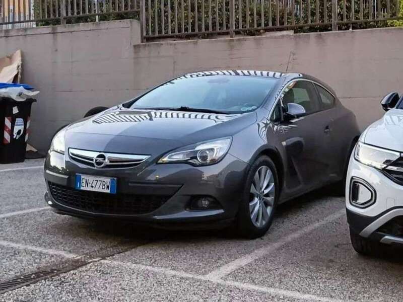 Grigio Usata 2012 Opel Astra GTC Coupé | 5900 € (Cara) - Immagine 1/4
