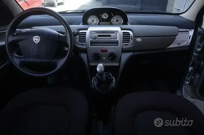 Usata Lancia Ypsilon 60 CV (44 kW) 2010 Sabbia Utilitaria