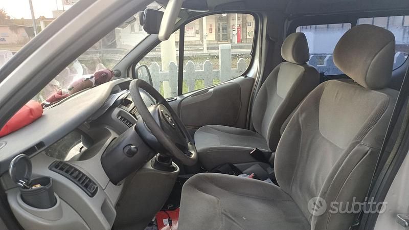 Usata Opel Vivaro 135 CV (99 kW) 2004 Grigio Monovolume