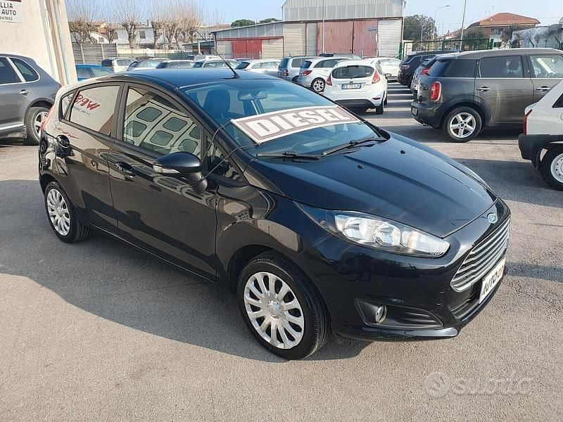 Usata Ford Fiesta 75 CV (55 kW) 2015 Nero Berlina