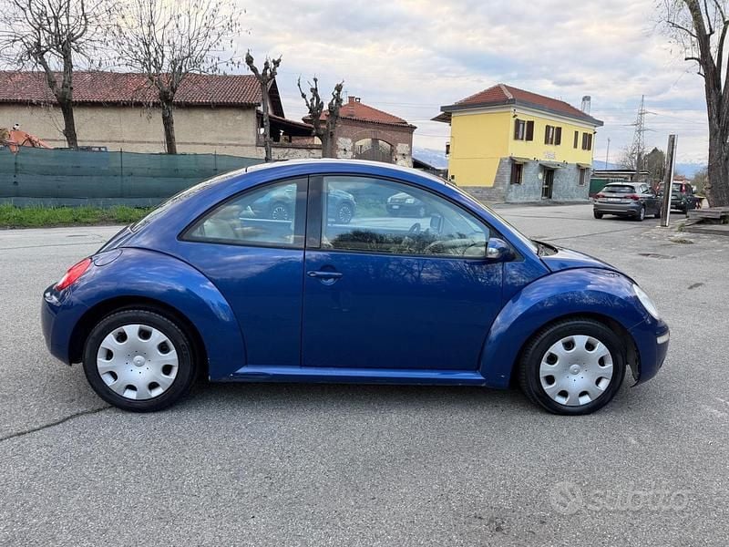 Usata VW New Beetle 102 CV (75 kW) 2008 Blu Utilitaria