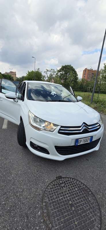 Usata 2013 Citroën C4 Attraction Tre volumi | 3900 € (Buon prezzo) - Immagine 1/4