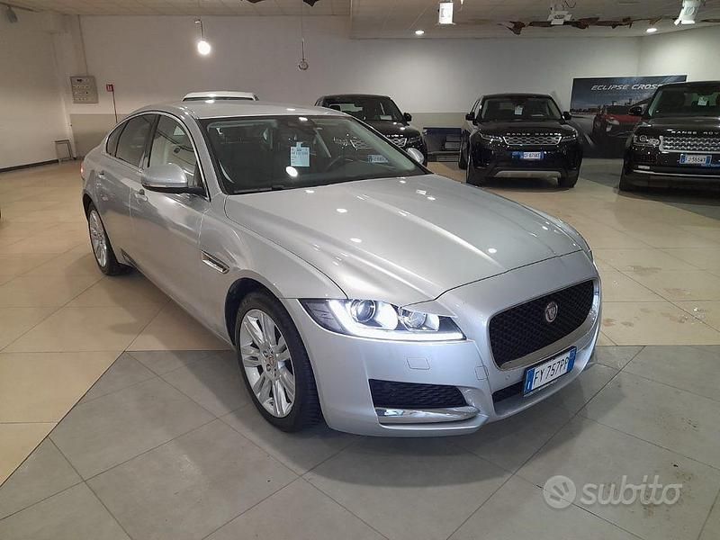 Usata Jaguar XF Portfolio 180 CV (132 kW) 2019 Argento Berlina