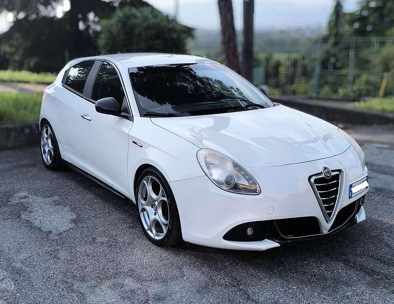Usata 2012 Alfa Romeo Giulietta Tre volumi | 5300 € (Buon prezzo) - Immagine 1/4