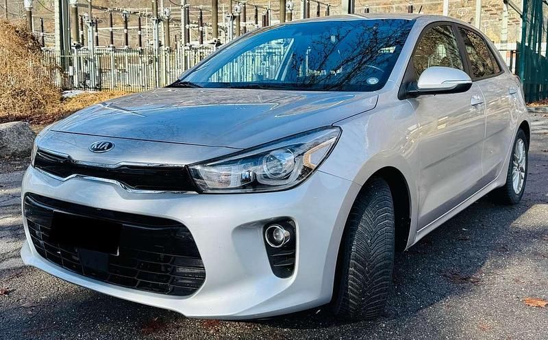 Usata Kia Rio Active 77 CV (56 kW) 2017 Argento Berlina