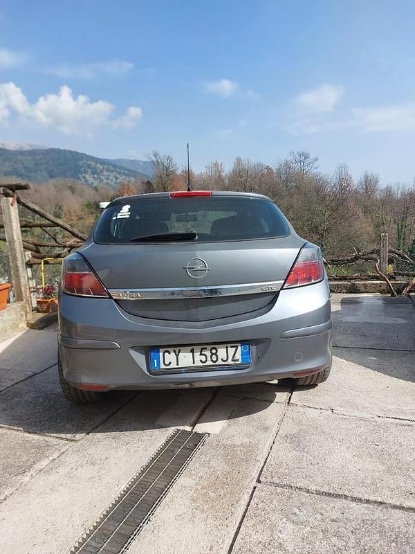 Usata Opel Astra GTC 136 CV (100 kW) 2006 Grigio Coupé