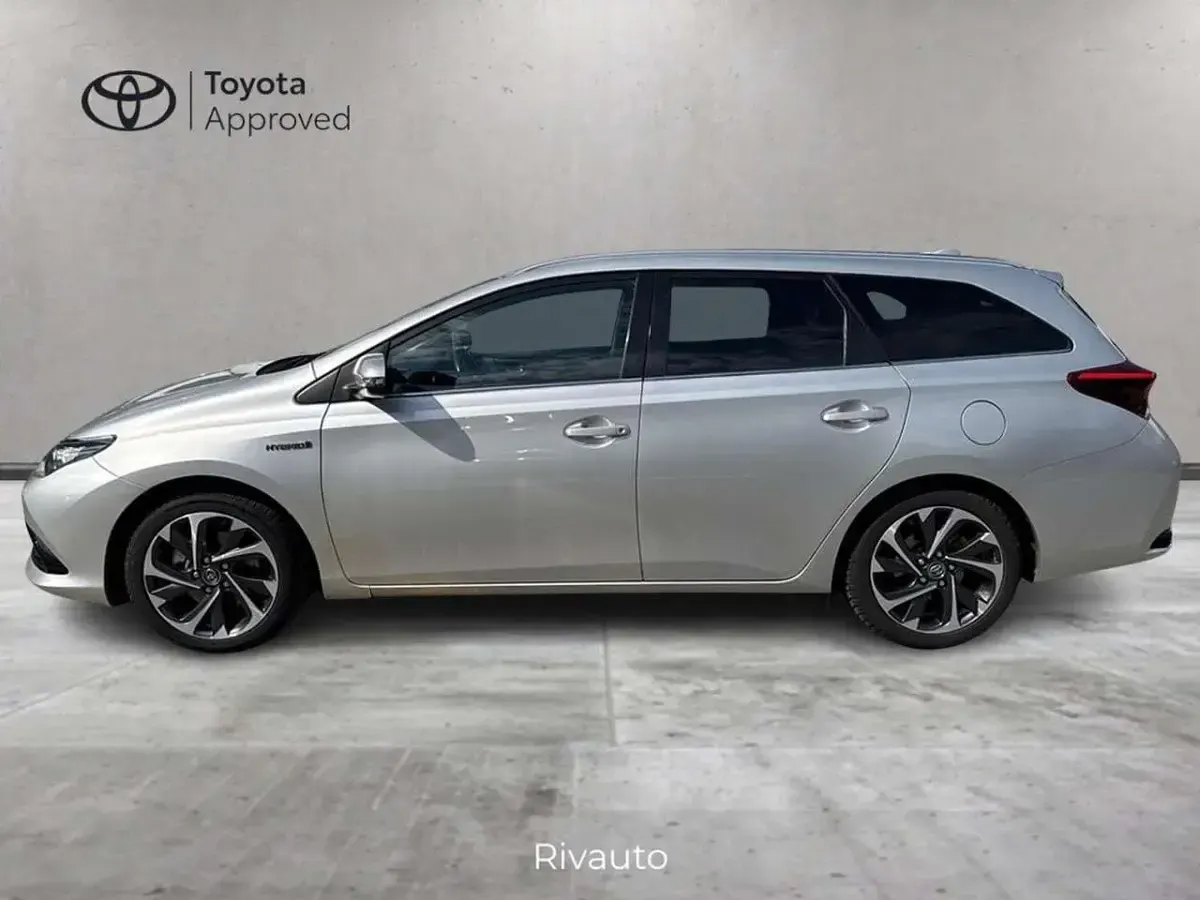 Usata Toyota Auris Hybrid Active 97 CV (71 kW) 2016 Argento Station wagon