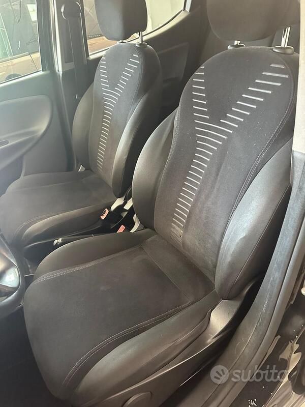 Usata Lancia Ypsilon 69 CV (50 kW) 2012 Nero Utilitaria