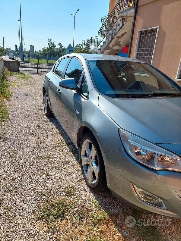 Usata Opel Astra 110 CV (80 kW) 2010 Grigio Berlina