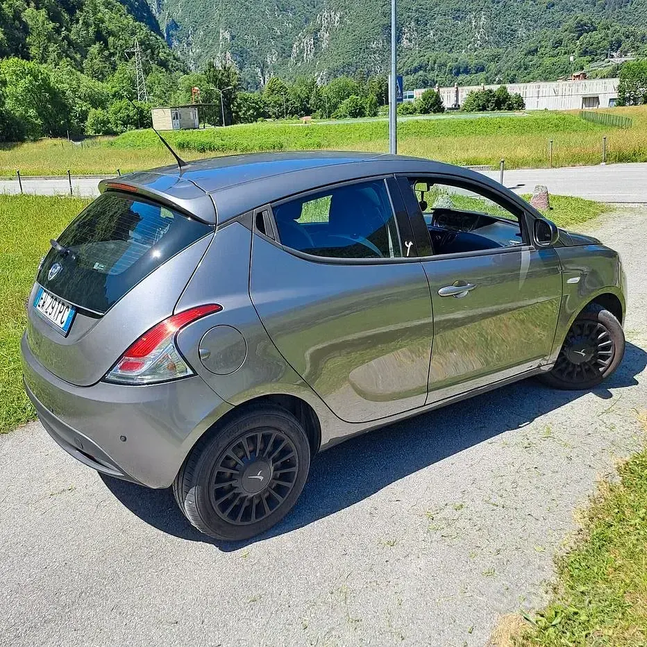 Usata Lancia Ypsilon 95 CV (69 kW) 2014 Grigio Utilitaria