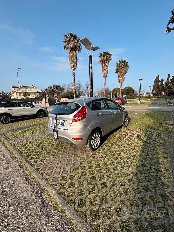 Usata Ford Fiesta 97 CV (71 kW) 2009 Grigio Utilitaria