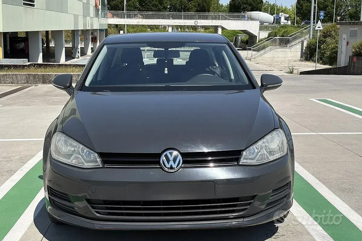 Usata VW Golf VII Comfortline 105 CV (77 kW) 2015 Grigio Utilitaria