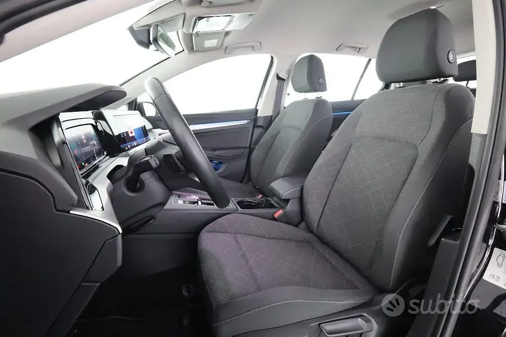 Usata VW Golf VIII Life 116 CV (85 kW) 2024 Nero perla Berlina