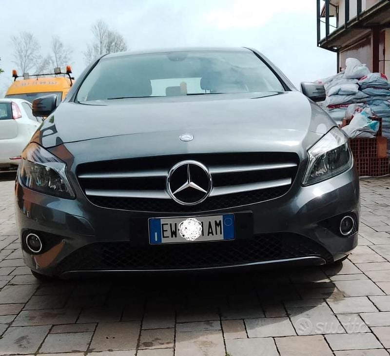 Usata Mercedes A180 122 CV (89 kW) 2014 Grigio Berlina