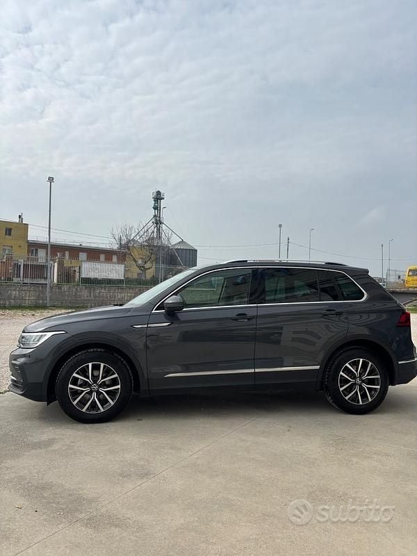 Usata VW Tiguan Life 122 CV (89 kW) 2022 Grigio SUV