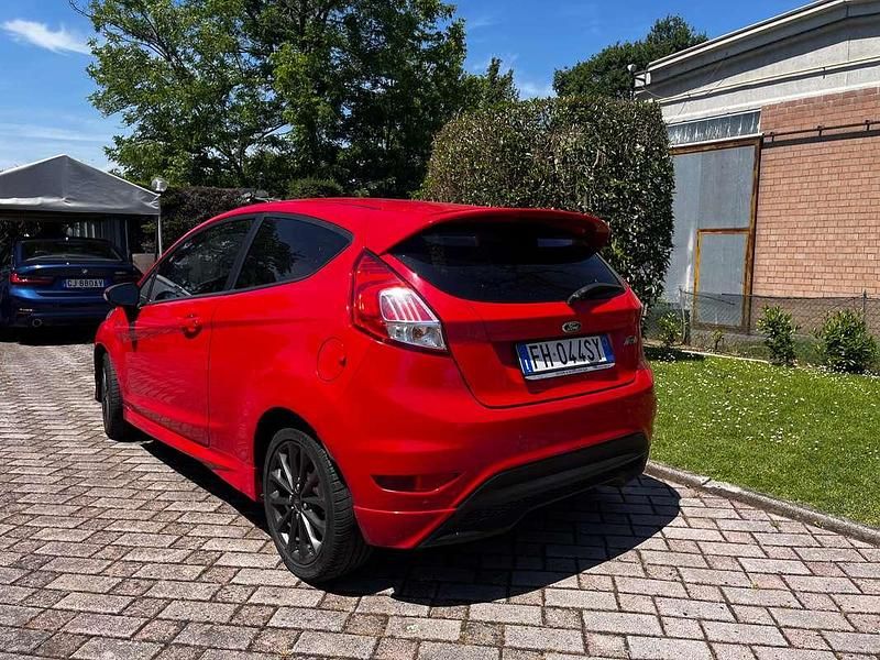 Usata Ford Fiesta ST-Line 75 CV (55 kW) 2017 Rosso Utilitaria