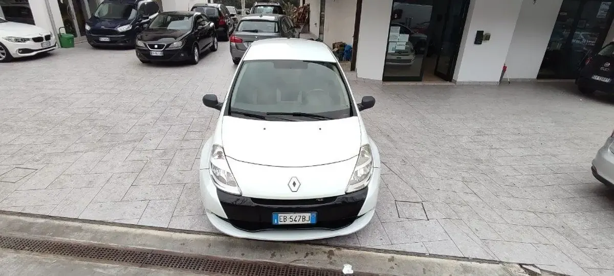 Begagnad Renault Clio II R.S. 200 HK (147 kW) 2010 Vit Sedan