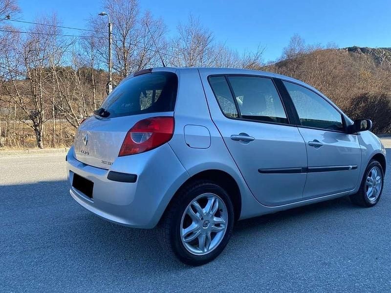 Usata Renault Clio II Dynamique 75 CV (55 kW) 2006 Argento Berlina