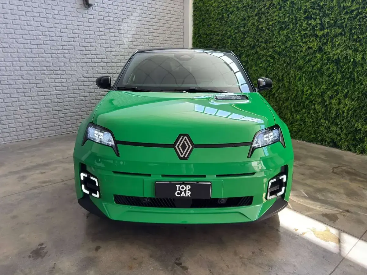 Usata Renault 5 E-Tech Komfort 77 kW (106 CV) 2025 Verde metallizato Berlina